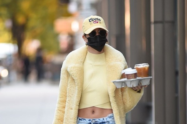 Mặc item đồ hiệu, giá hàng trăm triệu mà vợ Justin Bieber bị chê “áo như cây lau nhà“ ảnh 1