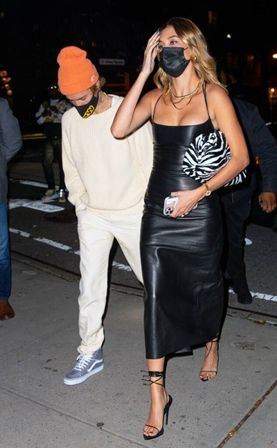 Mặc item đồ hiệu, giá hàng trăm triệu mà vợ Justin Bieber bị chê “áo như cây lau nhà“ ảnh 4
