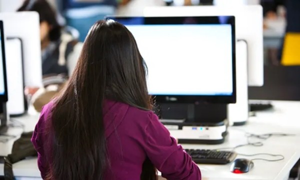 Gửi bài kiểm tra giữa kỳ xong, sinh viên nữ phát khóc vì quên không sửa tiêu đề “bố láo“ ảnh 3