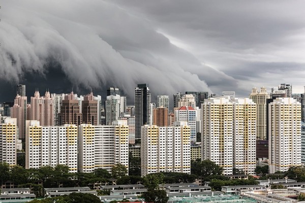 Đám mây “ma quái” như sóng thần phủ kín bầu trời khiến cư dân mạng Singapore hoảng hốt ảnh 1