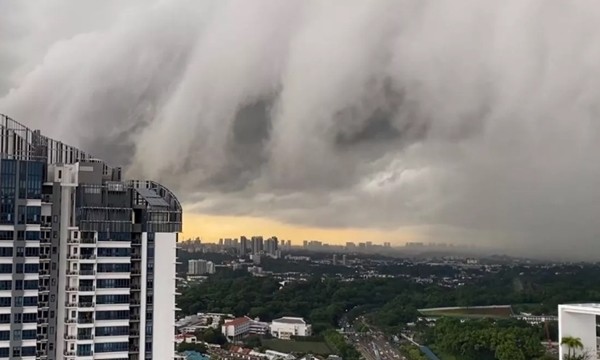 Đám mây “ma quái” như sóng thần phủ kín bầu trời khiến cư dân mạng Singapore hoảng hốt ảnh 3