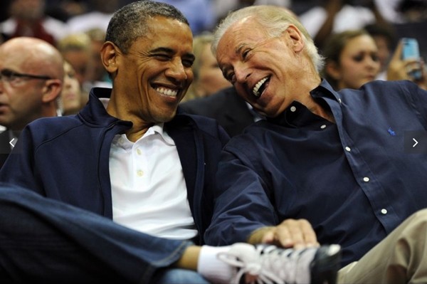 Ông Joe Biden từng tặng chiếc vòng ghép hai cái tên này cho ai mà khiến netizen ngưỡng mộ? ảnh 5