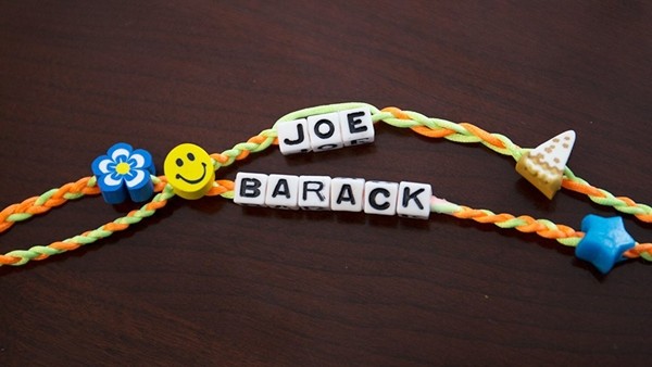 Ông Joe Biden từng tặng chiếc vòng ghép hai cái tên này cho ai mà khiến netizen ngưỡng mộ? ảnh 1
