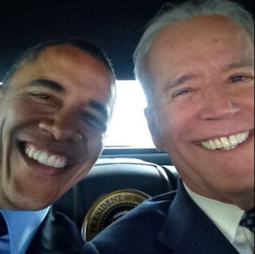 Ông Joe Biden từng tặng chiếc vòng ghép hai cái tên này cho ai mà khiến netizen ngưỡng mộ? ảnh 3