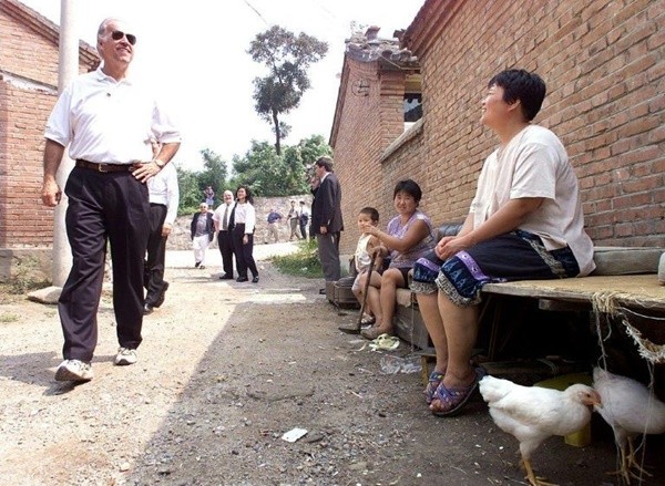 Ảnh “ngày xưa - bây giờ” của một thanh niên khiến ai cũng ấn tượng, vì có cả ông Joe Biden ảnh 1