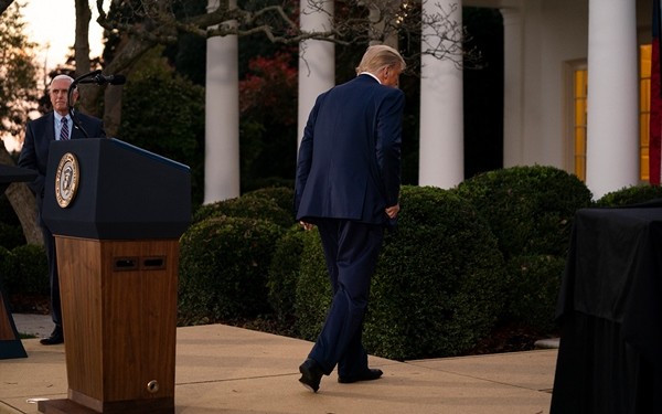 Tổng thống Donald Trump vừa phát biểu, nhiều người lại chỉ chú ý đến màu tóc của ông ảnh 4