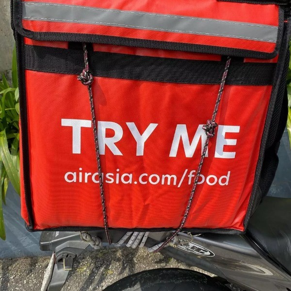 CEO của AirAsia tập đi xe máy: Khi tỷ phú “làm thêm” công việc ship thức ăn tận nhà ảnh 2