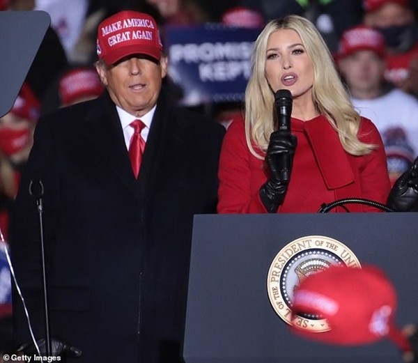 Tổng thống Trump bị chú ý chưa đủ, đến con gái ông cũng bị bạn cũ “bóc phốt” hồi đi học ảnh 2