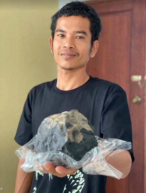 Bỗng trở thành triệu phú USD nhờ “của trời cho”, cái giá phải trả chỉ là hư tí xíu mái nhà ảnh 3