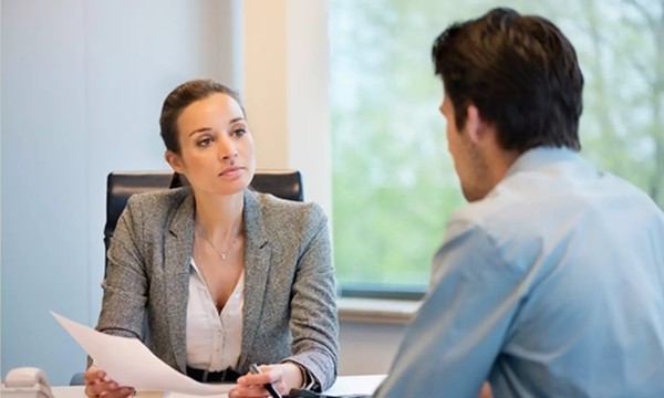 Đi phỏng vấn xin việc, anh chàng này “trượt từ vòng gửi xe” vì không chú ý đến một điều ảnh 1