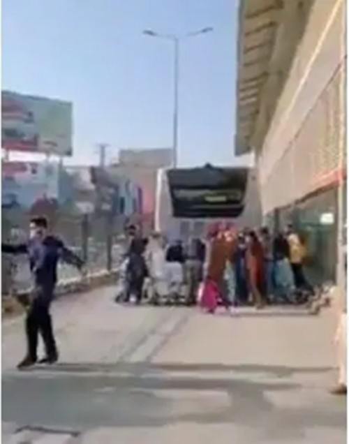 Xe buýt nhanh BRT bị hỏng khiến hành khách phải xuống đẩy, cư dân mạng không thể nhịn cười ảnh 3