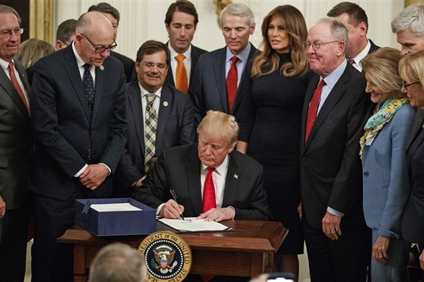 Tổng thống Trump gặp chuyện oái oăm: Họp báo ở Nhà Trắng mà ai cũng chỉ chú ý đến cái bàn ảnh 5