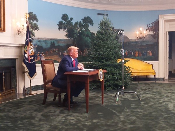 Tổng thống Trump gặp chuyện oái oăm: Họp báo ở Nhà Trắng mà ai cũng chỉ chú ý đến cái bàn ảnh 2