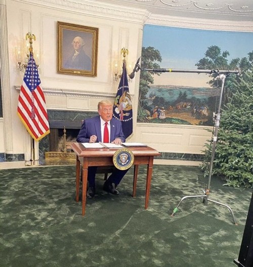 Tổng thống Trump gặp chuyện oái oăm: Họp báo ở Nhà Trắng mà ai cũng chỉ chú ý đến cái bàn ảnh 1