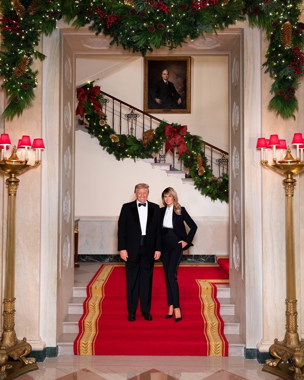 Tổng thống Trump và Phu nhân chụp ảnh mừng Giáng Sinh, cư dân mạng nhận ra điều đặc biệt ảnh 1