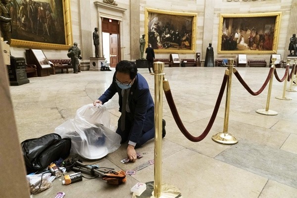 Sau hỗn loạn ở Điện Capitol, cư dân mạng xúc động trước hình ảnh nghị sĩ cúi người dọn dẹp ảnh 1