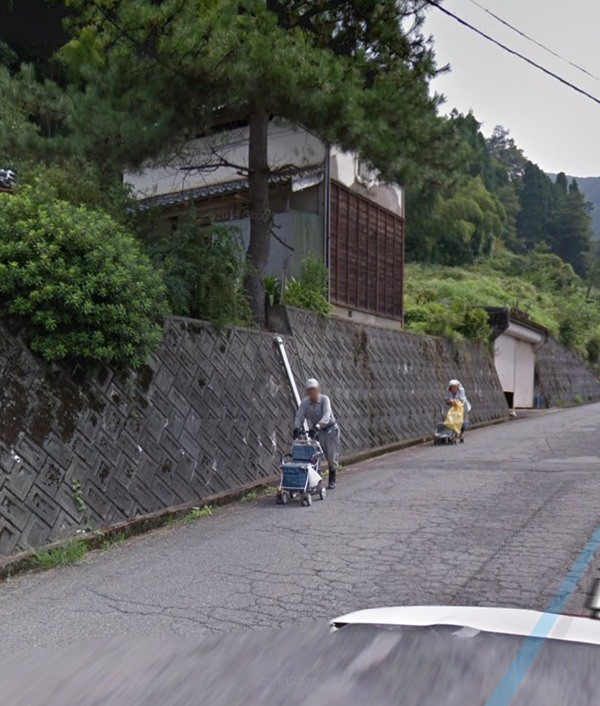 Tìm nhà mình trên Google Earth, con trai tình cờ nhìn thấy người cha đã mất từ 7 năm trước ảnh 2