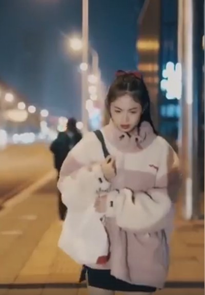 Đoạn quảng cáo bông tẩy trang này có nội dung gì mà bị cư dân mạng chỉ trích đòi tẩy chay? ảnh 1