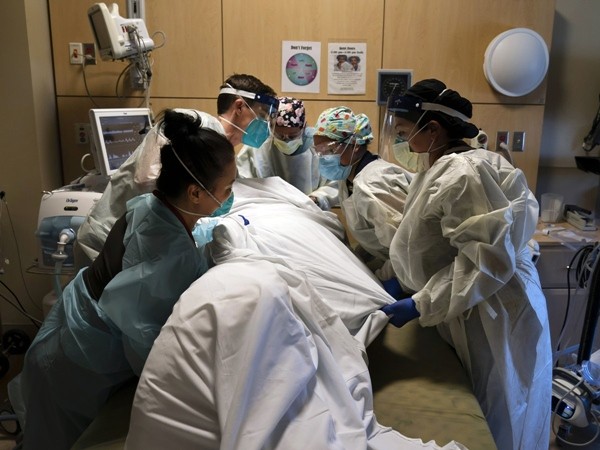 Mỗi phút có thêm 10 người nhiễm virus: Điều gì khiến Los Angeles trở thành “điểm nóng kinh hoàng” như vậy? ảnh 3