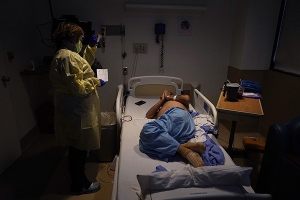 Mỗi phút có thêm 10 người nhiễm virus: Điều gì khiến Los Angeles trở thành “điểm nóng kinh hoàng” như vậy? ảnh 1