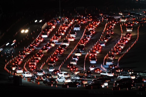 Mỗi phút có thêm 10 người nhiễm virus: Điều gì khiến Los Angeles trở thành “điểm nóng kinh hoàng” như vậy? ảnh 2