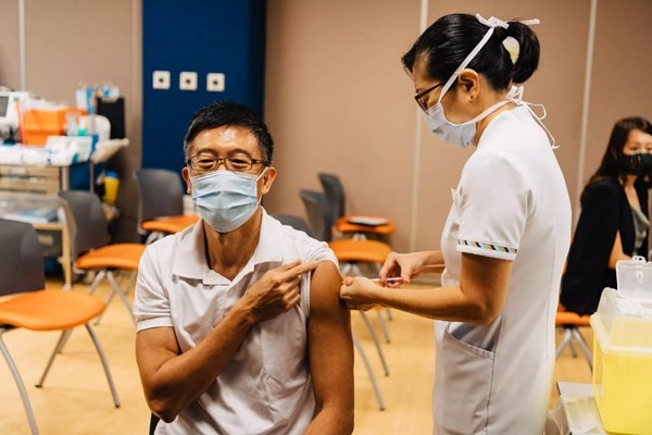 Singapore: Một người bị tiêm nhầm 5 liều vắc-xin phòng SARS-CoV-2 cùng lúc, do “sơ suất của con người” ảnh 1