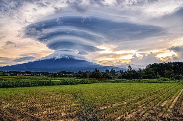 Đám mây bí ẩn xuất hiện trên đỉnh núi Phú Sĩ khiến cư dân mạng ngỡ ngàng, sự thật là gì? ảnh 3
