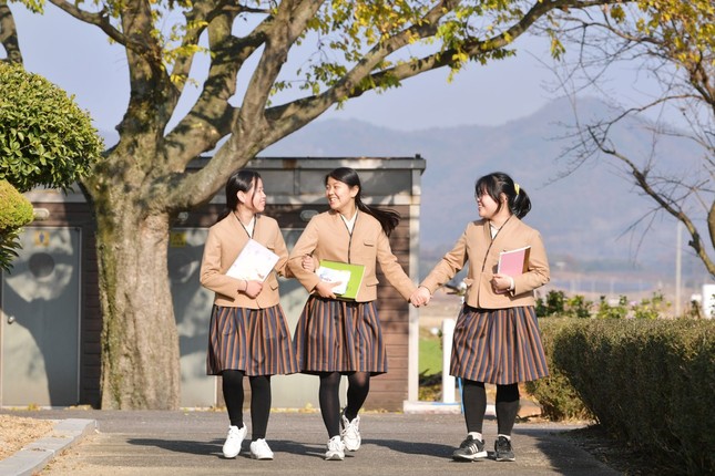 Hàn Quốc trưng cầu mẫu đồng phục hanbok học sinh, netizen Hàn chê nhạt nhòa ảnh 3