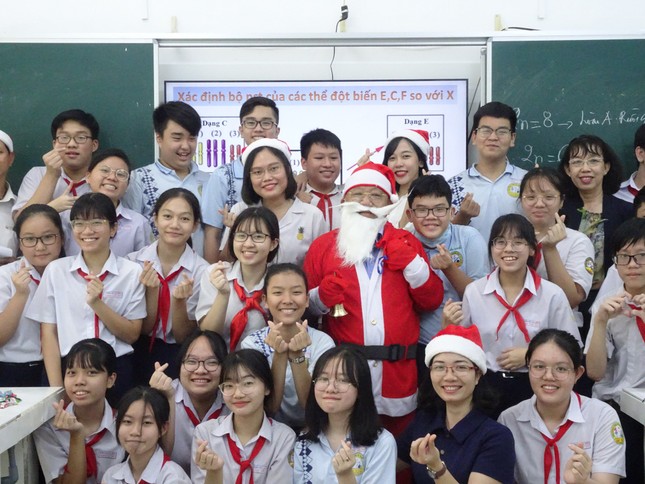 Thầy hiệu trưởng trường người ta: Hóa trang thành ông già Noel phát iPhone 12 cho học sinh ảnh 4