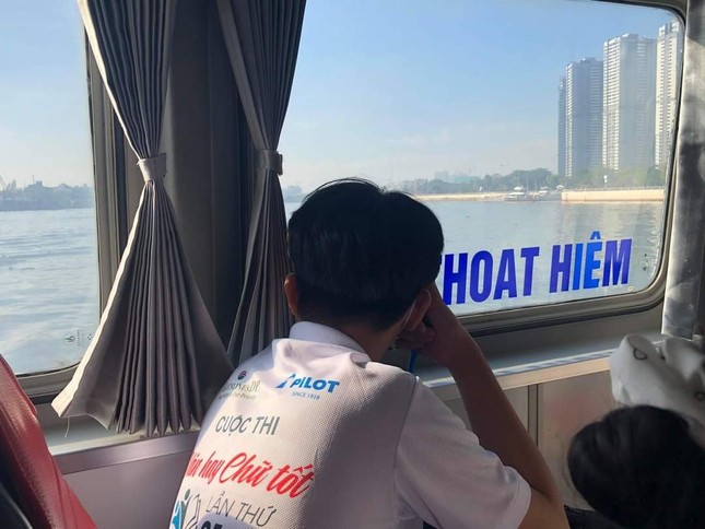 Hình thức thi Văn “lạ” ở TP.HCM: Học sinh được du ngoạn trên tàu cao tốc để ngắm thành phố ảnh 1