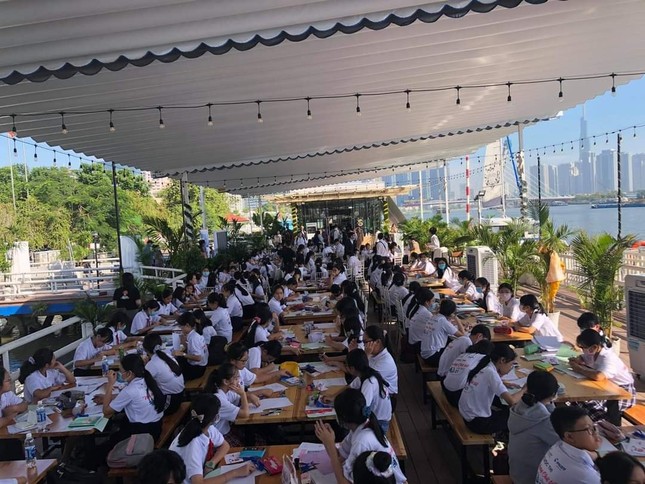 Hình thức thi Văn “lạ” ở TP.HCM: Học sinh được du ngoạn trên tàu cao tốc để ngắm thành phố ảnh 6