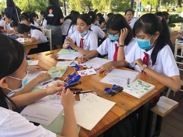 Hình thức thi Văn “lạ” ở TP.HCM: Học sinh được du ngoạn trên tàu cao tốc để ngắm thành phố ảnh 3
