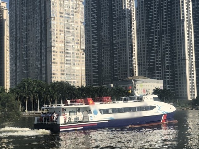 Hình thức thi Văn “lạ” ở TP.HCM: Học sinh được du ngoạn trên tàu cao tốc để ngắm thành phố ảnh 2