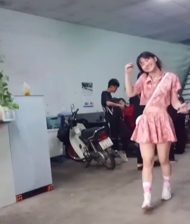 Lê Bống đăng clip đáp anti-fan, Linh Ka thăng hạng nhan sắc khoe vòng eo con kiến ảnh 3