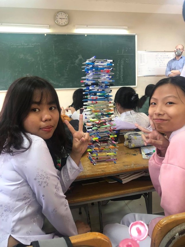 Góc "dự báo nghề nghiệp": Nhìn chiều cao của tháp bút, phán ngay “trình” của các "kỹ sư tương lai"! ảnh 3
