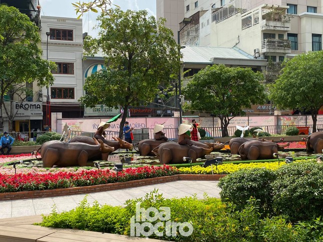 Đường hoa Nguyễn Huệ đẹp rực rỡ đón Tết Tân Sửu, đảm bảo quy tắc an toàn với du khách đến thăm ảnh 2