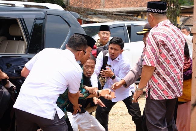 Hiện trường hỗn loạn Bộ trưởng Indonesia bị tấn công bằng dao ảnh 1