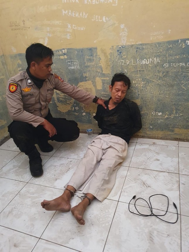 Hiện trường hỗn loạn Bộ trưởng Indonesia bị tấn công bằng dao ảnh 2