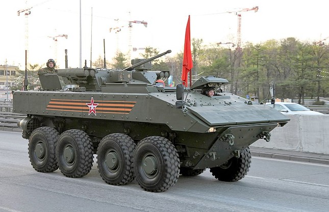 Xe bọc thép Bumerang cháy ngùn ngụt trước lúc tiến vào Quảng trường Đỏ ảnh 1