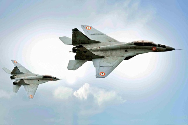 Cất cánh từ tàu sân bay, tiêm kích MiG-29K lao xuống Biển Ả Rập ảnh 2