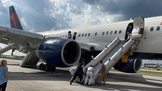 Máy bay nổ lốp bốc cháy ở Atlanta, khách phải sơ tán khẩn ảnh 1