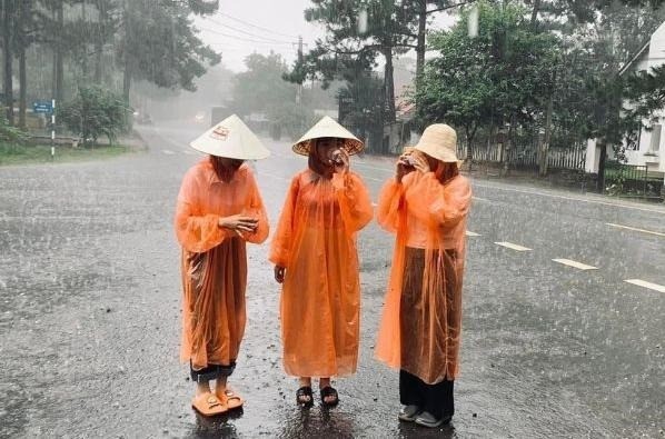 Bí kíp đi du lịch gặp mưa bão vẫn 'vui hết nấc' ảnh 1
