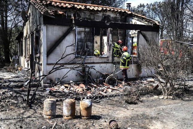Pháp: Hơn 3.000 người sơ tán khẩn vì hỏa hoạn ở khu nghỉ dưỡng ảnh 1