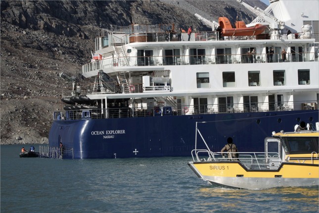Tàu du lịch hạng sang chở hơn 200 người mắc kẹt ở Greenland ảnh 1