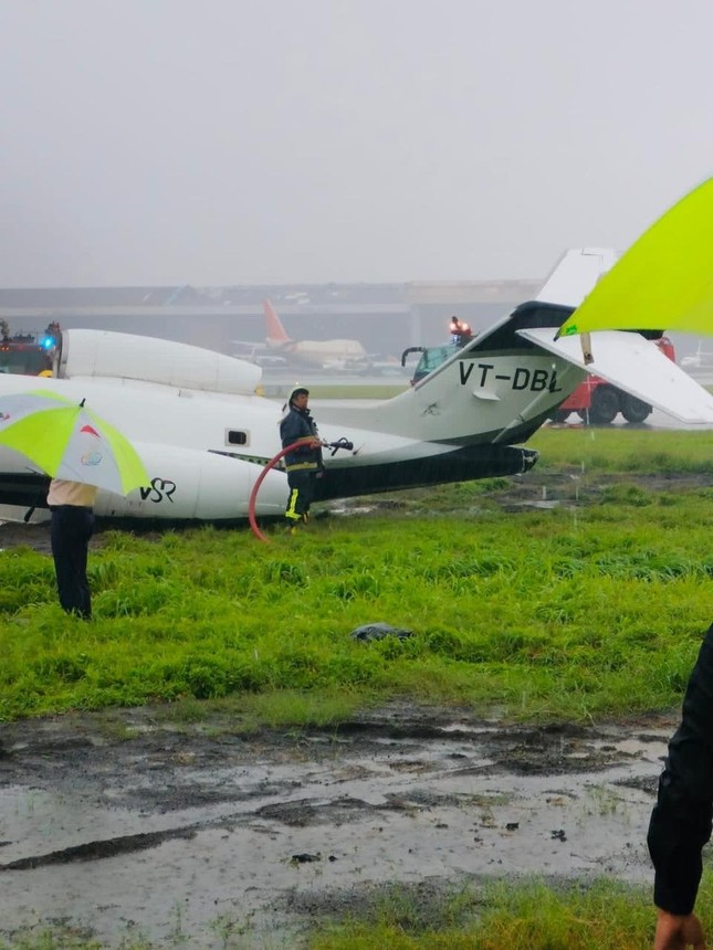 Ấn Độ: Máy bay hạ cánh trượt đường băng, gãy làm đôi ảnh 3