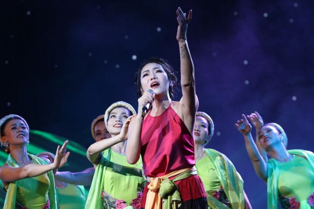 Nhạc sĩ Phó Đức Phương nằm giường bệnh xem livestream đêm nhạc dành cho mình gây xúc động ảnh 1