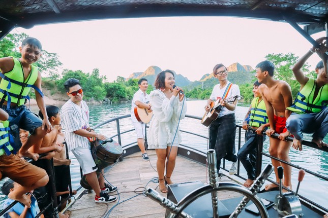 Thái Thùy Linh du ca với xe địa hình ảnh 4