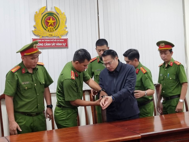 Bắt đối tượng lừa 100.000 USD ‘chạy án’ của cựu Cục trưởng Cục đăng kiểm Việt Nam ảnh 2