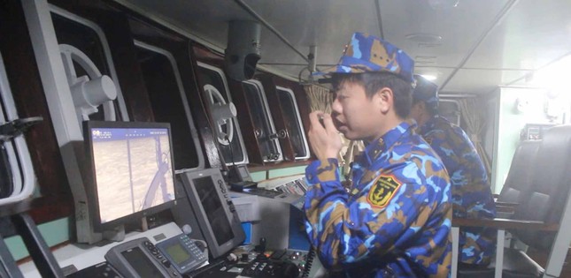 Vượt sóng dữ, tàu Vùng 3 Hải quân cứu nạn thành công tàu cá ngư dân Quảng Bình gặp nạn trên biển ảnh 2