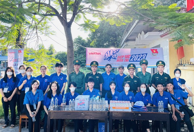 Lính quân hàm xanh tham gia tiếp sức mùa thi ảnh 1